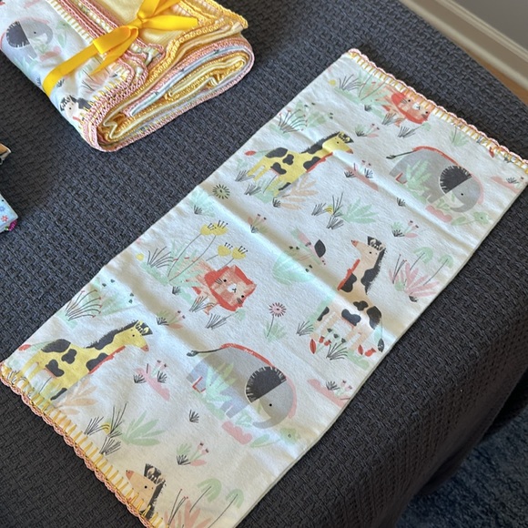 Assorted baby cloths, burp cloths, or blanket - Picture 5 of 10
